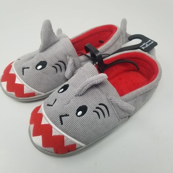 NWT. SHARK SLIPPERS FOR BOYS. - Picture 2 of 10